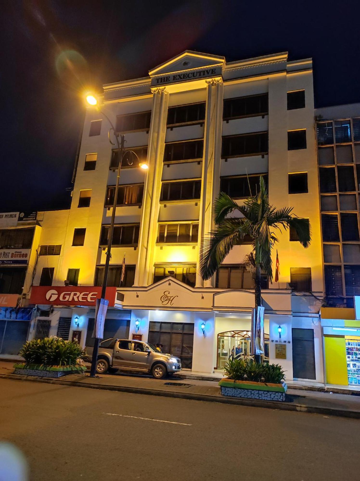 The Executive Hotel Lahad Datu Buitenkant foto